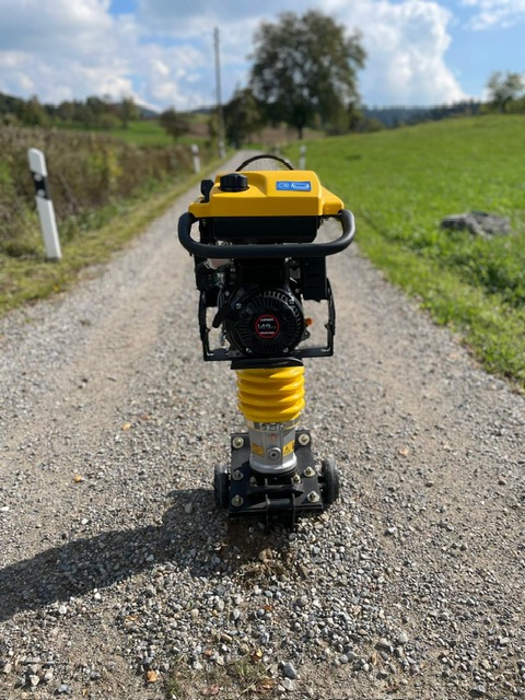 Grabenstampfer auf Kiesweg im Zürcher Oberland – kompakte Mietmaschine von Tritten Baggervermietung für professionelle Erdverdichtung.