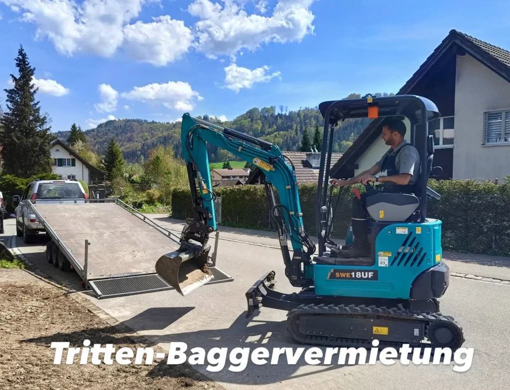 Minibagger SWE18UF der Tritten Baggervermietung wird in Russikon auf einen Anhänger verladen – Lieferung nach Gossau ZH und im Zürcher Oberland